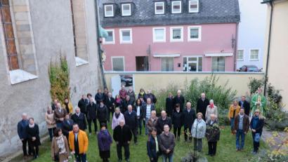 Bild: jzk
Im Pfarrhofgarten gratulierte Stadtpfarrer Thomas Kraus (hinten rechts) den Ehepaaren zu ihrem Ehejubiläum.