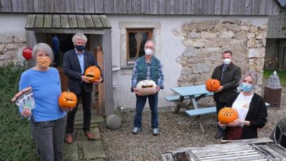 Bild: nm
Irene Fritz, Bürgermeister Robert Lindner, Werner Fritz, Gerhard Hösl und Nina Alexander (von links) freuen sich nicht nur über das neue Programm, sondern auch die von Kindern gebastelten Grusel-Kürbisse.