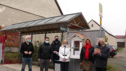 Bild: mh
Zur Übergabe der Bücherhäuschen trafen sich in Luhe (von links) Jürgen Laubert, Bürgermeister Sebastian Hartl, Andreas Insinger, Isolde Gewargis, Beate Merkel und Altbürgermeister Karl-Heinz Preißer