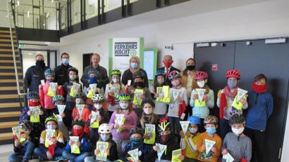Bild: khg
Die Schüler der Klasse 4a der Grundschule Vilseck freuen sich über den Radfahrführerschein. Ihnen gratulieren (hinten, von links): Stefan Schwarz, Philipp Böhme, Gernot Schötz, Rektorin Petra Ligensa, Stefan Nicol und Lehrerin Claudia Rode.