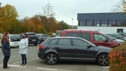 Bild: Portner
Mütter warten auf dem Parkplatz der Dr.-Eisenbarth-Schule in Oberviechtach auf ihre Kinder. Auch hier gilt Maskenpflicht.