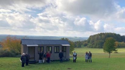 Bild: hl
Zur Einweihung des neuen Tiny Houses durch Pfarrer Heribert Stretz (Dritter von rechts) hatten sich Luise und Kajetan Merkl, Lukas, Elisabeth und Leonhard Zintl, Bürgermeister Roman Schäffler sowie Zimmermann Norbert Ernstberger (von links, mit Ehefrau Petra) eingefunden.