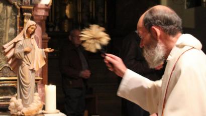 Bild: Max Pravida Bezirksobmann/exb
MMC Rosenkranzandacht Segnung der Gospa von Medjugorje durch Pater Benedikt