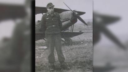 Repro: u
Franz Gebhard 1942 vor einer Gotha (Kurzbezeichnung GO-145).