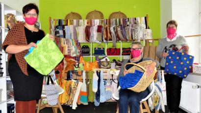 Bild: ubb
Kreativ für die Umwelt und ein besseres Klima: Barbara Schmid, Christa Stock und Rosi Mandry (von links) präsentieren stolz über 300 Einkaufstaschen in allen Größen und Farben. Die Näharbeiten sollen die Plastiktüte ersetzen und damit dem Schutz der Umwelt dienen. Aber auch gegen die Pandemie sind die Mitglieder fleißig am Werk. Der Mundschutz, den die drei Frauen tragen, ist ebenfalls aus Stoffresten von den Näherinnen selbst gefertigt worden.