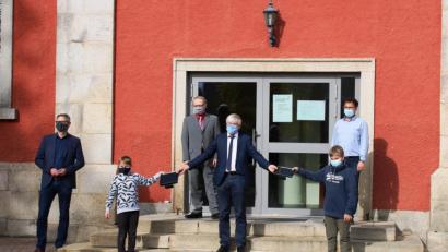 Bild: Luisenburg-Gymnasium/exb
Übergabe der I-Pads: Im Bild von links nach rechts Studiendirektor Oliver Ziegler, Studiendirektor Uwe Göbel, Horst Geißel, Oberstudienrat Martin Müller sowie die Schüler Maximilian Lechner für die fünfte Jahrgangsstufe und Lucius Müller für die sechste Jahrgangsstufe.