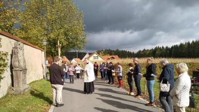 Bild: jzk
Vor der Rückfahrt betete Stadtpfarrer Thomas Kraus mit den Kemnather Pilgern den Kreuzweg.