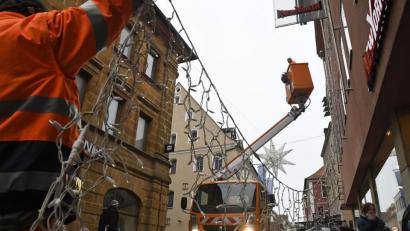 Bild: Petra Hartl
In der Amberger Altstadt werden schon Sterne und Lichterketten aufgehängt.