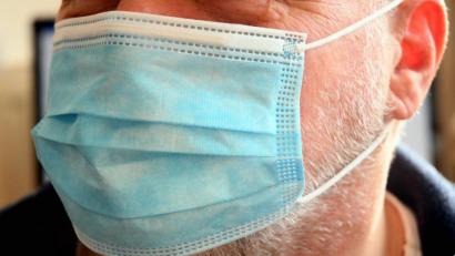 Symbolbild: Gabi Schönberger
Sammelt sich unter Masken eine gesundheitsgefährdende Konzentration von CO2? Das behauptet ÖDP-Stadtrat Helmut Schöner. Mediziner halten das für Unsinn und warnen vor solchen Gerüchten, die vor allem Eltern von Schulkindern verunsichern können.