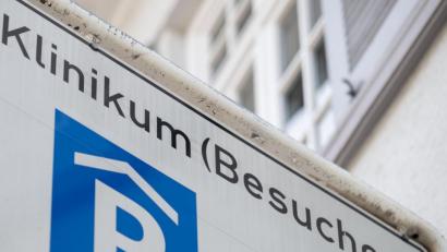 Symbolbild: Marijan Murat/dpa
Ein Schild weist auf den Besucherparkplatz eines Krankenhauses hin.