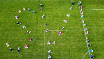 Bild: no
Ein besonderes Bildmotiv ließen sich die Kinder mit ihren Trainern und Betreuern bei der Saisonabschlussfeier einfallen. Unter Beachtung der Abstandsregeln verkörperten sie auf dem Rasenspielfeld die Buchstaben S-V-I.