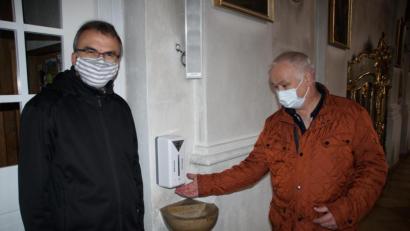 Bild: kaz
Pfarrer Martin Besold und Kirchenpfleger Alfons Meierhöfer präsentieren stolz den Weihwasserspender.