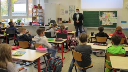 Bild: mez
Bürgermeister Thomas Kaufmann beantwortete geduldig die vielen Fragen der jungen Gemeindebürger der vierten Klasse der Grundschule.