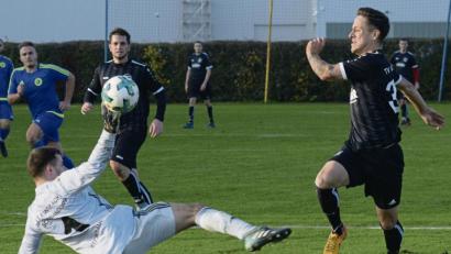 Der Nabburger Spielertrainer Sven Seitz (rechts) überwindet den Torwart der FT Eintracht Schwandorf, Marco Steinbauer. Der TV Nabburg gewann das Nachholspiel deutlich mit 6:1 und ist damit Tabellenzweiter der Kreisliga West.