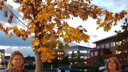 Bild: u
Die beiden Bezirksvorsitzenden des Katholischen Frauenbunds, Margarete Hirsch (rechts) und Kerstin Aufschneider (links), fordern die Bevölkerung auf, insbesondere die Mitglieder der neun Zweigvereine, die Handy-Sammelaktion des Hahnbacher Frauenbunds zu unterstützen. Mit dem Erlös wird der Aufbau einer Schule in Afrika unterstützt.