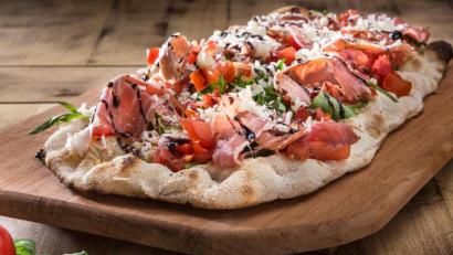 Bild: Florian Luxenburger
Die Mischung macht's: Verschiedene Mehlsorten sorgen dafür, dass die Pinsa innen schön fluffig ist. Foto: Florian Luxenburger/dpa-tmn