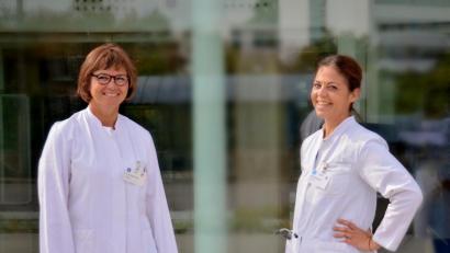 Bild: Claudia Seitz/exb
Chefärztin Dr. Elisabeth Bösl (linke) freut sich über die Unterstützung durch die neue Oberärztin Charis Mamilou.