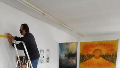 Bild: Wolfgang Herzer
Uwe Müller, Kunstverein und AK Kunst, bereitet die Ausstellung vor.