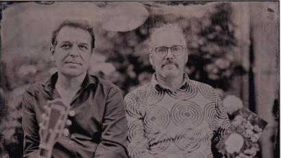 Bild: Peter Kunz/exb
Theobald O.J. Fuchs (rechts) und Michael Ströll sorgen mit Geschichten und Musik für Stimmung im Capitol.