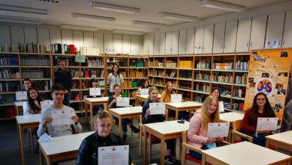 Bild: exb
Die Absolventen des Gymnasiums freuten sich gemeinsam mit ihren Spanischlehrerinnen Stefanie Schmid (hinten links) sowie Angeliki Fountoulidis (hinten rechts) über die Diplome.