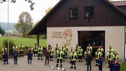 Bild: sgs
Altbürgermeister Hubert Zwack und sein Nachfolger Josef Pretzl freuen sich zusammen mit den Verantwortlichen der Feuerwehr Gleiritsch über die neue Schutzausrüstung für 28 aktive Kameraden und fünf Jungendanzüge