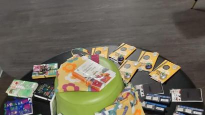 Bild: Stadtbibliothek/exb
Die Preise der Gewinner warten in der Stadtbibliothek.