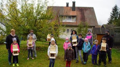 Bild: mmj
Stolz präsentieren die Kinder die von ihnen gefertigten Eichhörnchenhotels. Schon jetzt sind sie darauf neugierig, wenn künftig die Nager ihre Futterstelle aufsuchen.