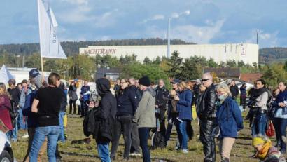 Archivbild: Kunz
Laut Polizei demonstrierten in Weiden am Samstag rund 900 Menschen gegen die Coronamaßnahmen. "Mir fehlt jegliches Verständnis dafür, eine solche Veranstaltung in dieser Zeit abzuhalten in einem Ort, der den dunkelroten Schwellenwert seit Tagen überschreitet", zeigt sich Oberbürgermeister Jens Meyer am Montag gegenüber Oberpfalz-Medien entsetzt.