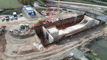 Bild: Wasserwirtschaftsamt Weiden
Der Rohbau des Waldnaab-Dükers steht. Bis Ende des Jahres könnte der Flutkanal wieder in seinem alten Flussbett fließen. Der Rückbau der momentanen Umleitungsrinne (rechts oben im Bild) beginnt.