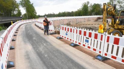 Bild: Gabi Schönberger
Der Radweg westlich des Flutkanals (Kläranlagenseite) wird ab voraussichtlich ab 2. November für rund sechs Monate gesperrt. In dieser Zeit wird das Provisorium rückgebaut.