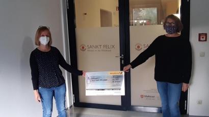 Bild: krb
Susanne Wagner vom Hospiz Neustadt (links) freut sich über eine Spende der DHL-Mitarbeiter. die Susanne Paßlack (rechts) überreichte