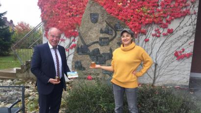 Bild: Roland Strehl/exb
Bienery-Chefin Stefanie Zehtbauer überreichte Roland Strehl den ersten Honig, den die Gemeindebienen produziert hatten.