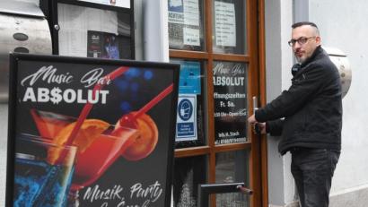 Bild: Gabi Schönberger
Für den Musikbar-Besitzer Henryk ist die Sperrstunde um 21 Uhr eine "absolut Katastrophe". Als einer der Ersten in Bayern reichte er einen Eilantrag wegen Unverhältnismäßigkeit beim VGH in München ein.