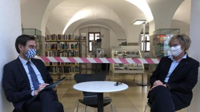 Bild: Kunz
Landtagsabgeordneter Stephan Oetzinger und die Leiterin der Regionalbibliothek Sabine Guhl erörtern Möglichkeiten zur Aufrechterhaltung des Lesebetriebs im Falle eines zweiten Lockdowns.