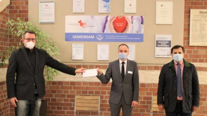 Bild: Marie Ehras/exb
Mit einem Zuschuss für das nächste Mitarbeiterfest kommen CSU-Ortsvorsitzender Patrick Fröhlich (links) und Zweiter Bürgermeister Günter Koller zu ihrem Besuch bei Krankenhaus-Vorstand Roland Ganzmann.