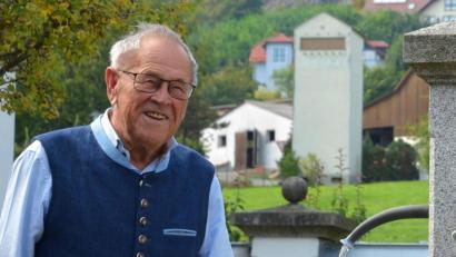 Bild: Witron Logistik + Informatik GmbH
Walter Winkler vor dem Parksteiner Basaltkegel