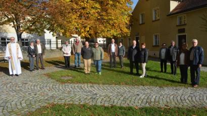Bild: jr
Vor dem Gottesdienst versammelten sich die Ehejubilare der Pfarrei St. Laurentius für ein Foto vor dem Resl-Haus. Mit im Bild Pfarrseelsorger Pater Benedikt Leitmayr (links).