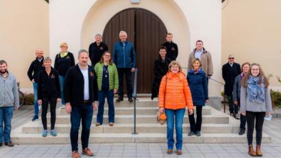 Bild: mab
Die neu gewählte Vorstandschaft der Kolpingsfamilie Schwarzenfeld stellt sich mit Abstand zu einem gemeinsamen Bild mit den beiden Vorsitzenden Wolfgang Lobinger und Maria Meyer (vorne Mitte) auf.