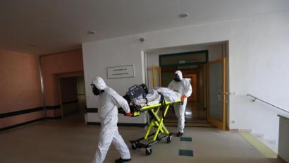 Bild: Petr David Josek/dpa
Ein Covid-19-Patient kommt im tschechischen Kyjov in die Intensivstation eines Krankenhauses.