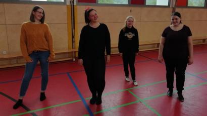 Bild: exb
Gut gelaunt gehen die Gardemädchen der Spielvereinigung Weigendorf in die erste Trainingseinheit.