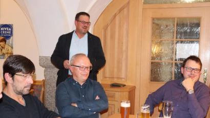 Bild: jr
Bürgermeister Stephan Schübel (stehend) überbrachte bei der Generalversammlung des Pechlattenfixner Dorftheaters den Dank der Gemeinde. Rechts im Bild Vorsitzender Thomas Flügel, in der Mitte Spielleiter Anton Krisch.