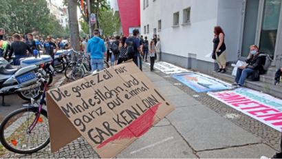 Bild: Wolfgang Kumm/dpa
Demonstration gegen die Schließung des Kinos Colosseum an der Schönhauser Allee in Berlin. Das Traditionskino in der Hand der Colosseum Betriebsgesellschaft mbH hat vor dem Amtsgericht Berlin Insolvenz angemeldet.