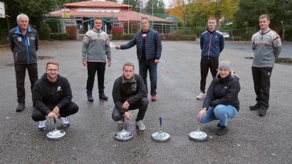 Bild: bsc
Fördervereinsvorsitzender Karl Trottmann (hinten, Mitte) überreichte an Manuel Streim (hinten, Zweiter von links) eine Spende von 400 Euro für sportliches Zubehör. Im Bild ein Teil der neuen Nachwuchs-Eisstockschützen mit dem Abteilungsleiter des Turn- und Sportvereins, Martin Streim (links).