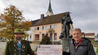Bild: Daniel Dickert/exb
Joachim Hanisch (rechts) spendete seine Diätenerhöhung an örtliche Vereine.