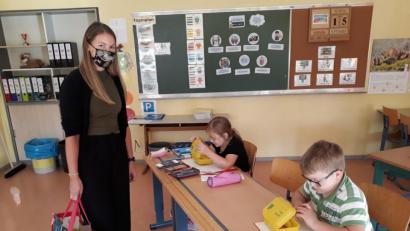 Bild: exb
Öko bei der Schulverpflegung. Cornelia Strigl übergibt Öko-Boxen für die Pausenverpflegung. , die von den Kindern mit Spannung geöffnet werden.