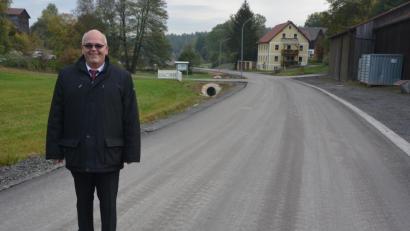 Bild: jr
Bürgermeister Klaus Meyer freut sich, dass die Bauarbeiten an der Ortsdurchfahrt von Poxdorf kurz vor der Vollendung stehen.