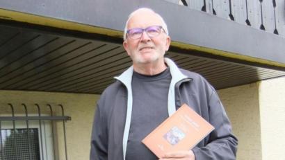 Bild: gm
Künstler Dieter Walter ist stolz, dass nun sein drittes Buch erschienen ist. Es trägt den Titel „Schwein gehabt“.