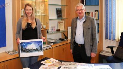 Bild: njn
Bürgermeister Johannes Reger (rechts) und Mitarbeiterin Carolin Böckl. Sie hält das Siegerbild von Tobias Schäffler in Händen.