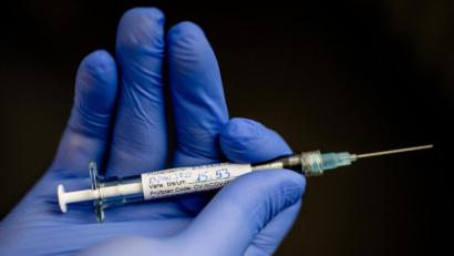 Bild: Christoph Schmidt
Der Alltag bleibt auch mit einem Impfstoff gegen den Corona-Virus zunächst eingeschränkt. Foto: Christoph Schmidt/dpa