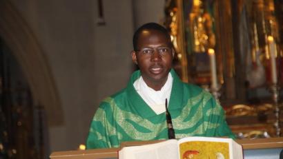 Bild: ads
Mit Abbé Félix war zu Gottesdiensten in der Basilika St. Martin ein Priester aus der Weltkirche aus Burkina Faso zu Gast.